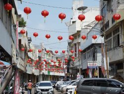 Sambut Imlek, Ratusan Lampion Hiasi Kawasan Pecinan