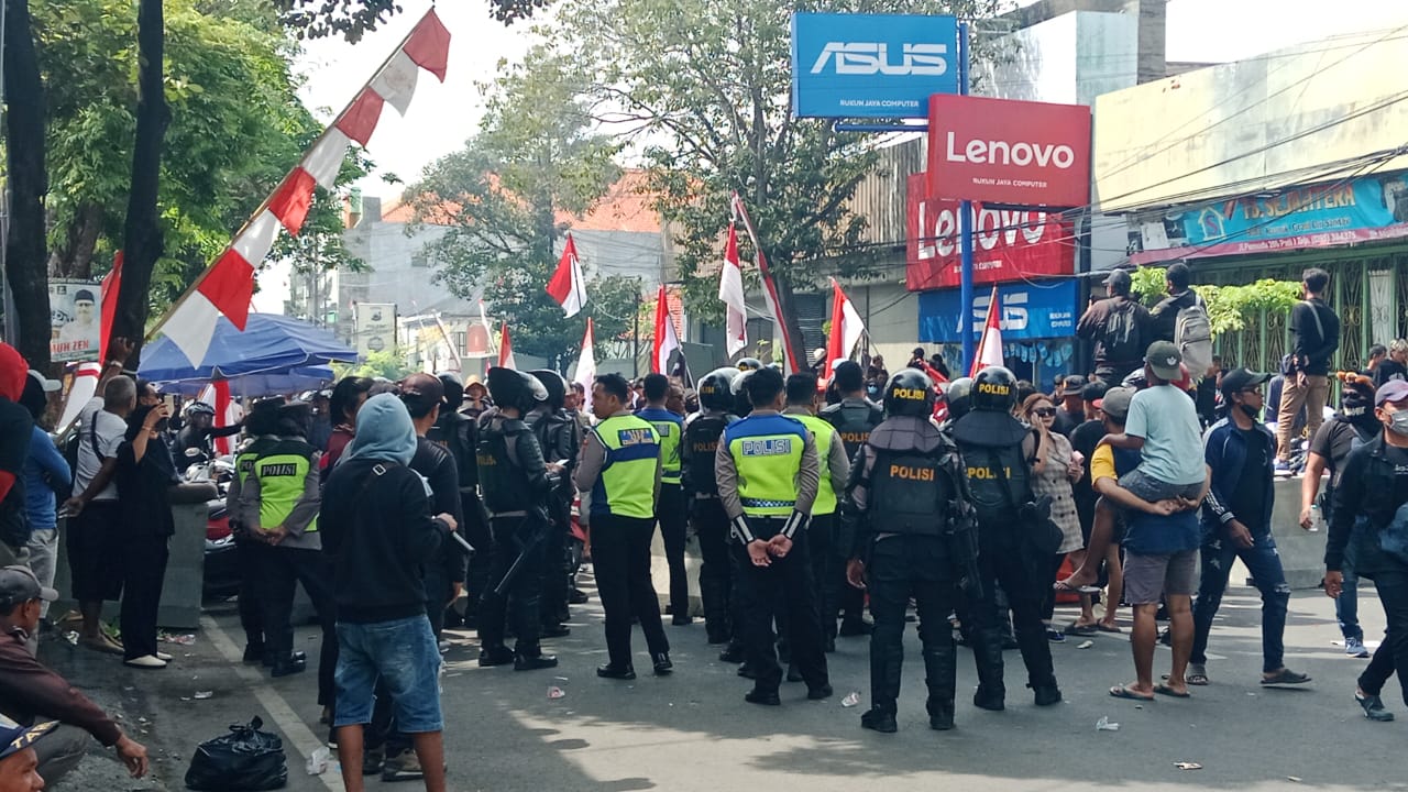 ribuan aksi turun aksi untuk lengserkan bupati sadewo