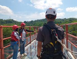 wisata jembatan kaca tinjomoyo