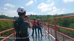 Serunya Wisata Adrenalin Jembatan Kaca Tinjomoyo