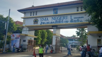 sekolah tertua dan terluas di Indonesia