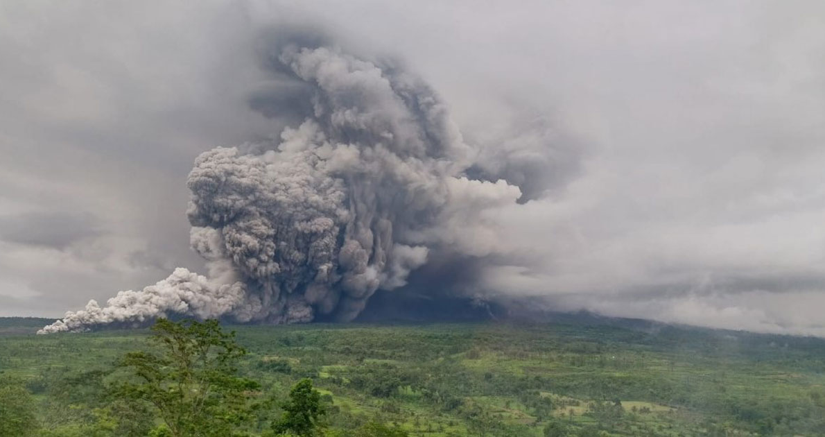 Gunung Semeru Erupsi, 956 Jiwa Mengungsi
