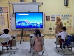 Meski hanya 3 Murid Baru, SD di Semarang Sambut Tahun Ajaran dengan Seragam Gratis dan Badut