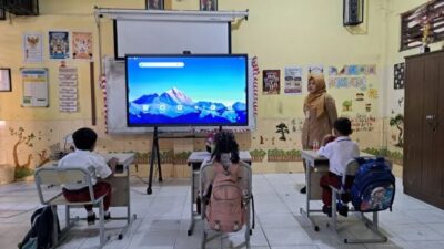 Meski hanya 3 Murid Baru, SD di Semarang Sambut Tahun Ajaran dengan Seragam Gratis dan Badut