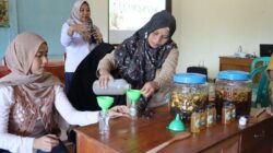 Dosen FMIPA UNNES Latih Warga Desa Jetak Ubah Sampah Dapur Menjadi Ecoenzyme