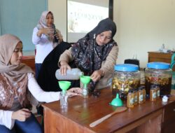 Dosen FMIPA UNNES Latih Warga Desa Jetak Ubah Sampah Dapur Menjadi Ecoenzyme