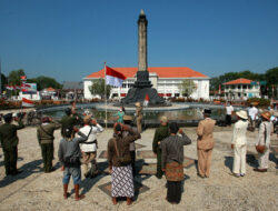 HUT RI ke-81 Puluhan Anggota Komunitas Sepeda Onthel Kenakan Kostum Bernuansa Perjuangan di Kawasan Tugu Muda