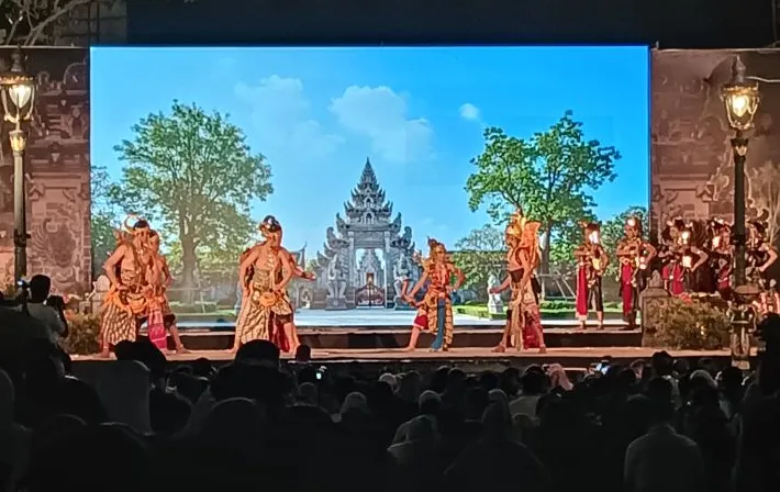 wayang on the street Kota Lama Semarang