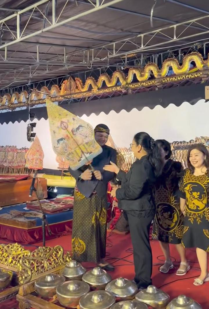 Wali Kota Semarang Agustina Wilujeng menghadiri Pagelaran Wayang Kulit dengan lakon "Wahyu Kamulyan" dalam rangka Perayaan Tiong Jiu di Klenteng Siu Hok Bio (Kelenteng Kebun Jeruk) Kota Semarang, Minggu (27/09/2026)