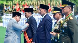 HUT TNI ke-81, Prabowo Anugerahkan Tanda Kehormatan Bintang Mahaputera Kepada Tujuh Tokoh TNI