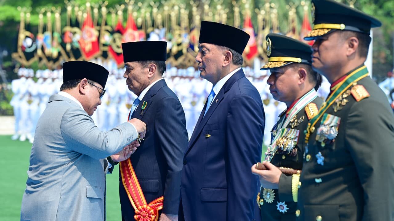 Prabowo subianto menganugerahkan tanda kehormatan Bintang Mahaputra kepada tujuh tokoh TNI dalam upacara HUT TNI ke-81