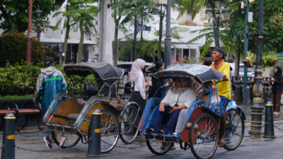 Tidak semua orang beruntung, tidak semua orang memiliki askes yang sama ke pendidikan, pekerjaan layak, layanan kesehatan atau bahkan makanan yang cukup setiap hari. Kemiskinan bukan selalu soal kurang usaha, dan hidup layak seharusnya bukan privilege tapi hak semua orang.